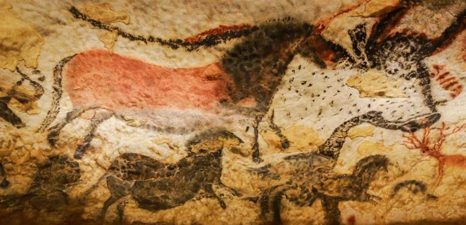 ラスコー洞窟の壁画（フランス）©Thipjang/shutterstock.com